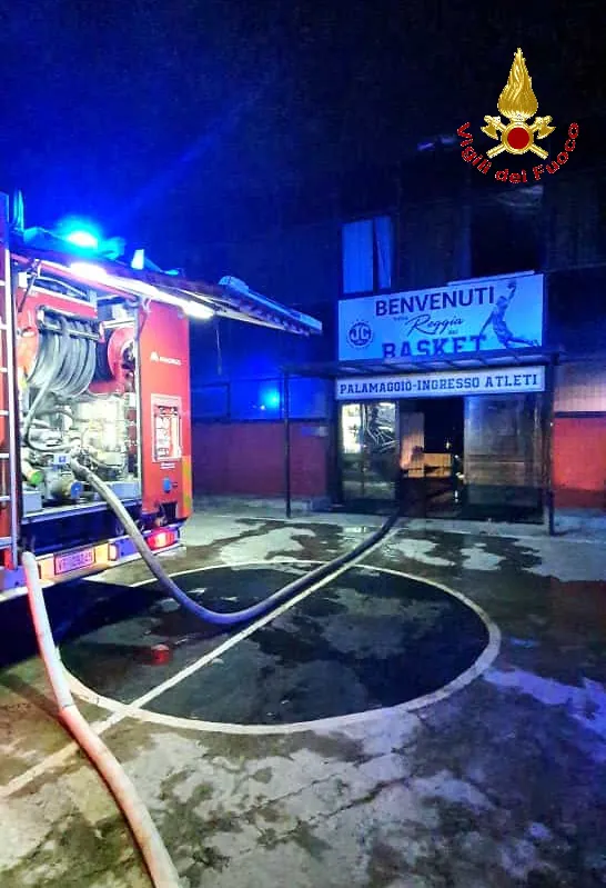 LE FOTO. Palamaggiò in fiamme, brucia palestra: salvato il parquet della JuveCaserta