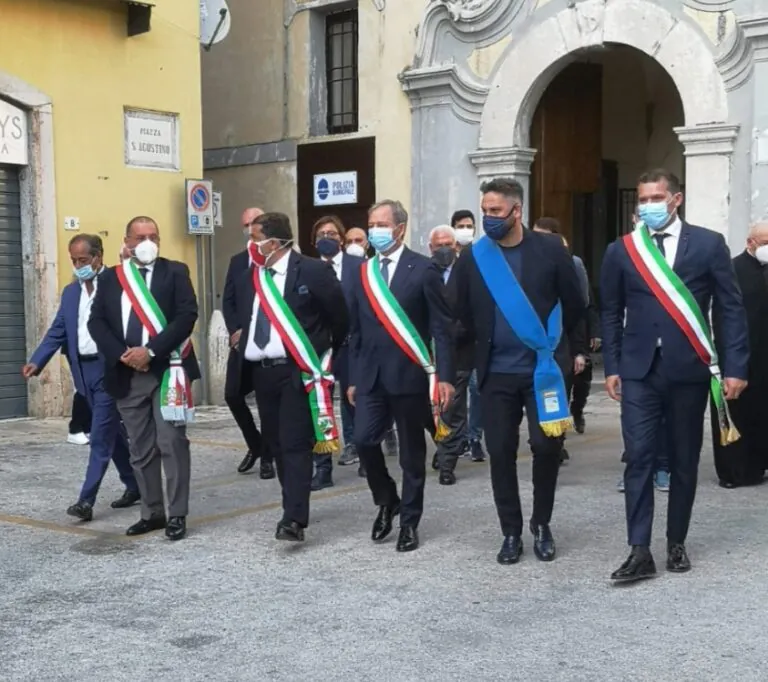 Guida inaugura tra gli applausi della gente il nuovo monumento ai caduti