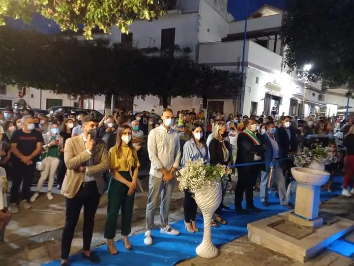 Riqualificata la storica piazza con il maxi restyling alla fontana: applausi per il sindaco Guida