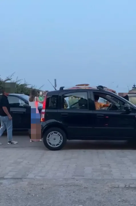Maxi lite sulla provinciale: ci prova con una ragazza, viene inseguito e pestato. VIDEO