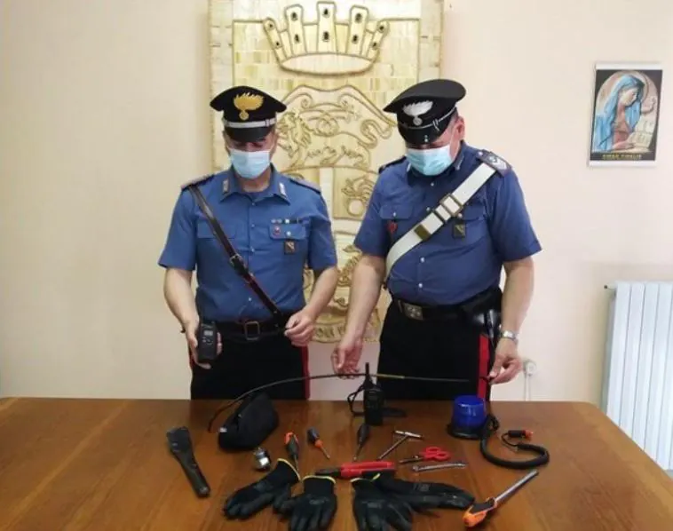 Sorpresi a rubare attrezzatura professionale: un arresto, complice in fuga