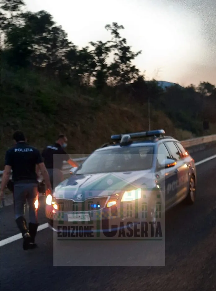 Auto si ferma di colpo in corsia di marcia sull’A1, poliziotti evitano la tragedia