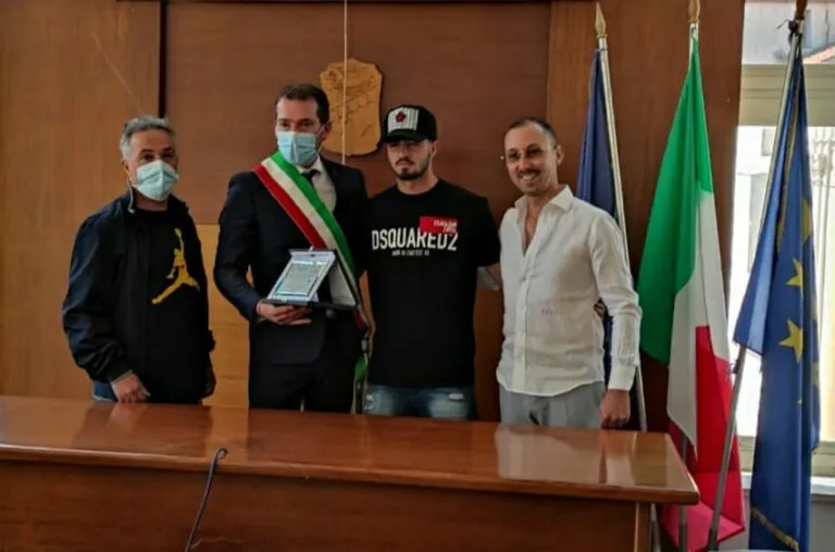 Ferrara e D’Ambrosio premiano l’attaccante Cioffi: “Orgoglio del territorio”