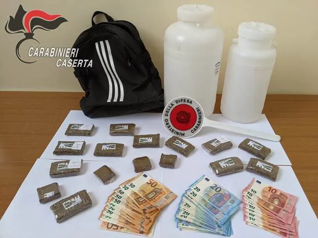 Bunker della droga nelle cantine del parco: trovati 1,4 chili di droga e 1620 euro. FOTO