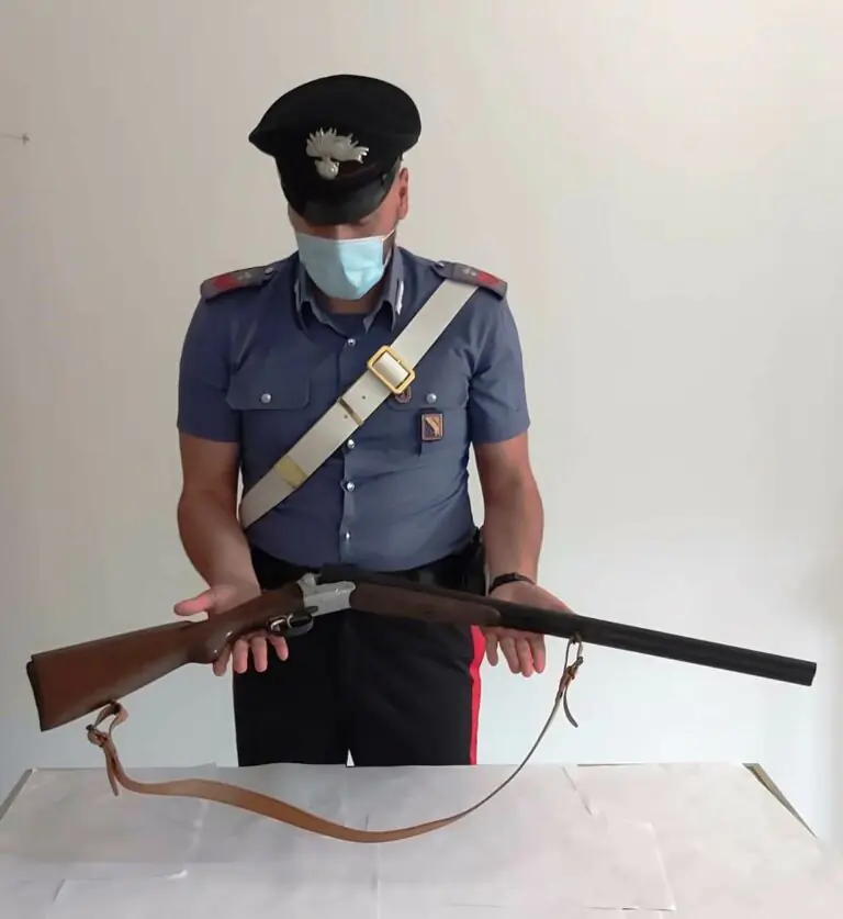 Arriva allo stand gastronomico ubriaco e armato di fucile: fermato dai carabinieri