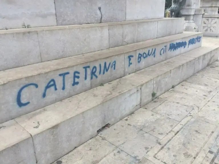 La villa delle polemiche: “Scritte e degrado ovunque. E sui cani…”. LE FOTO