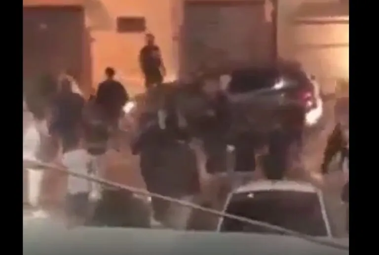 Massacrato di botte dal branco a 15 anni: lo lasciano a terra ferito