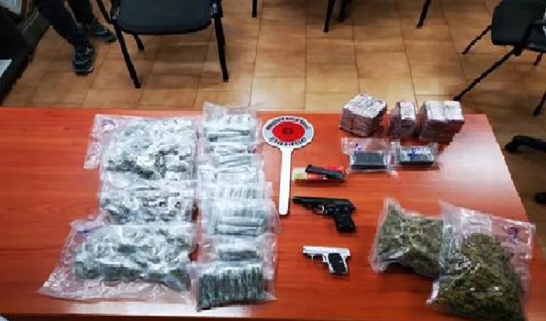 Sequestro record di droga e pistole, 2 arresti. Nei guai pure nonnino. FOTO
