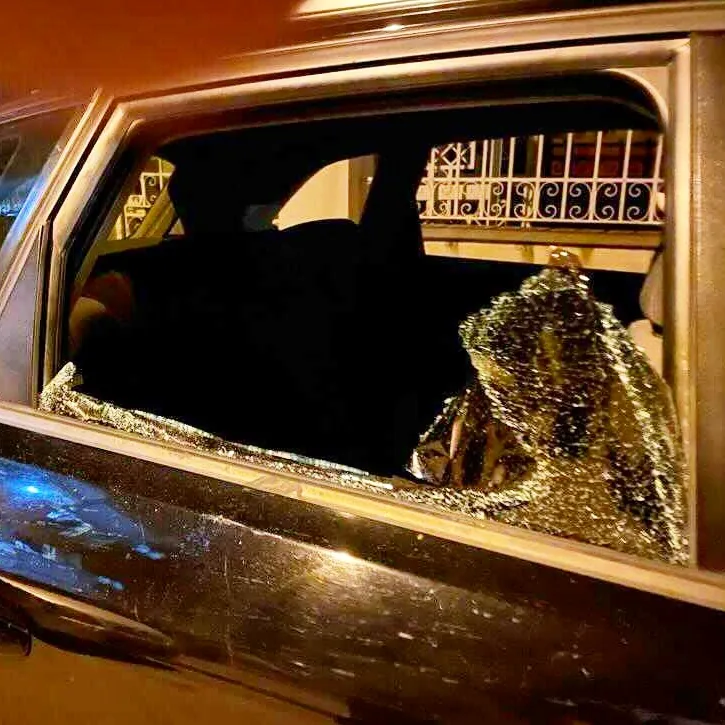 Escono dalla pizzeria e si ritrovano 5 auto saccheggiate. FOTO
