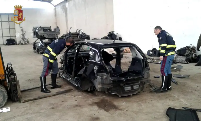 Auto rubata e smontata, blitz della polizia in un capannone: due nei guai