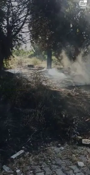Incendio choc in una piazza: 5 metri quadrati di rifiuti in fiamme. IL VIDEO