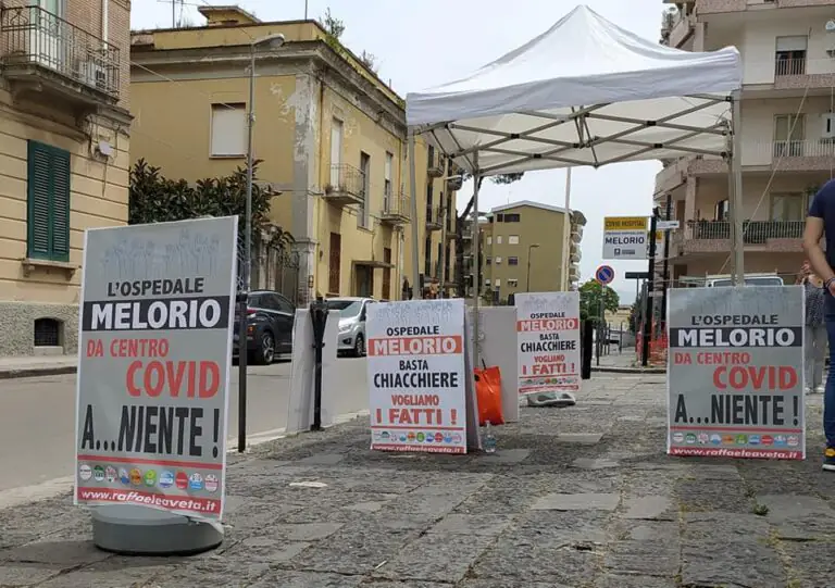 “Da Centro Covid a niente”: protesta davanti all’ospedale. LE FOTO