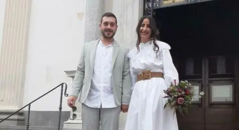 Asl le anticipa dose, sposa lascia banchetto e va a vaccinarsi in abito bianco
