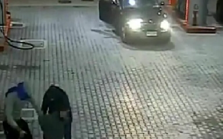 Va a derubare un finanziere: lui lo blocca e lo fa arrestare dai carabinieri