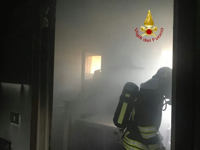 Poltrona elettrica prende fuoco, nonnina salvata dai parenti e vigili del fuoco