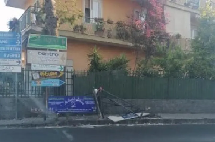 Giovanissimo si schianta contro i segnali: corsa disperata