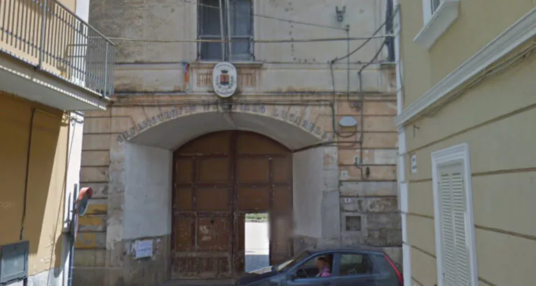 Dipendente comunale si sente male in ufficio, corsa in ospedale