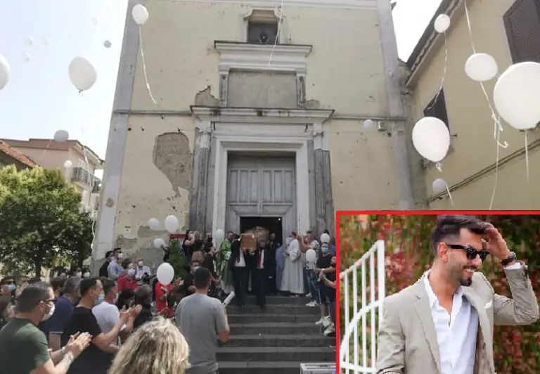 Palloncini e colombe per l’addio a Nicola: “Ti affidiamo a Dio”. FOTO E VIDEO