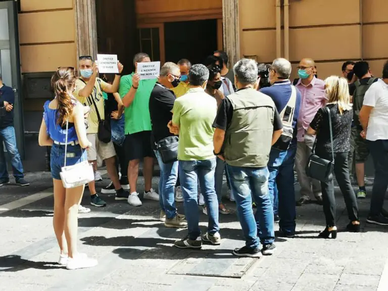 Due milioni di euro per spedire gli operai da Marcianise in Sardegna ma esplode un altro caso
