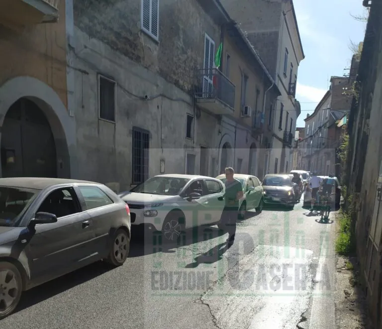 Tamponamento a catena, lei riparte e travolge (quasi) tutti: 5 feriti. FOTO