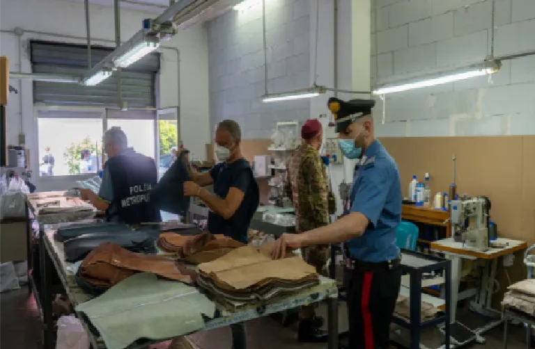 Maxi blitz, scoperta fabbrica di borse e scarpe: nei guai pure gli operai in nero. FOTO