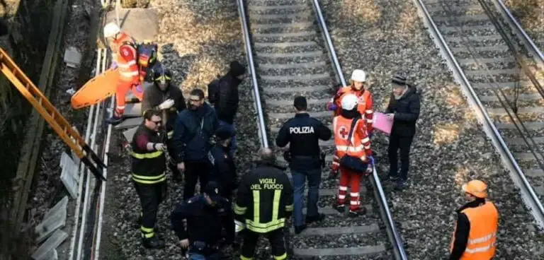 Travolto dal treno, cadavere sui binari: circolazione in tilt