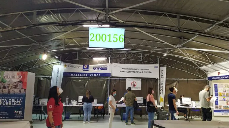 Casertano, vola campagna vaccinale: 200mila dosi. Ora sotto coi ragazzi. FOTO