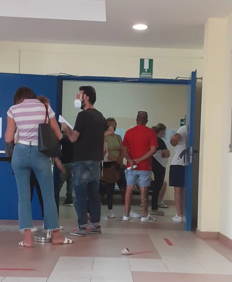 Dosi finite e caldo record, è caos vaccini in ospedale tra code e attese