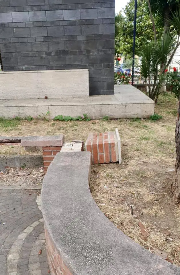 Distruggono panchine della piazza, telecamera pronta a incastrarli. FOTO