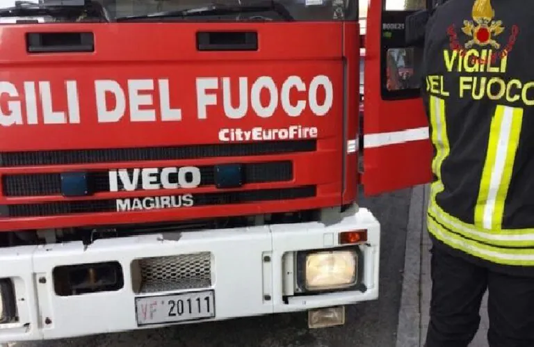 Abitazione in fiamme, paura nel quartiere