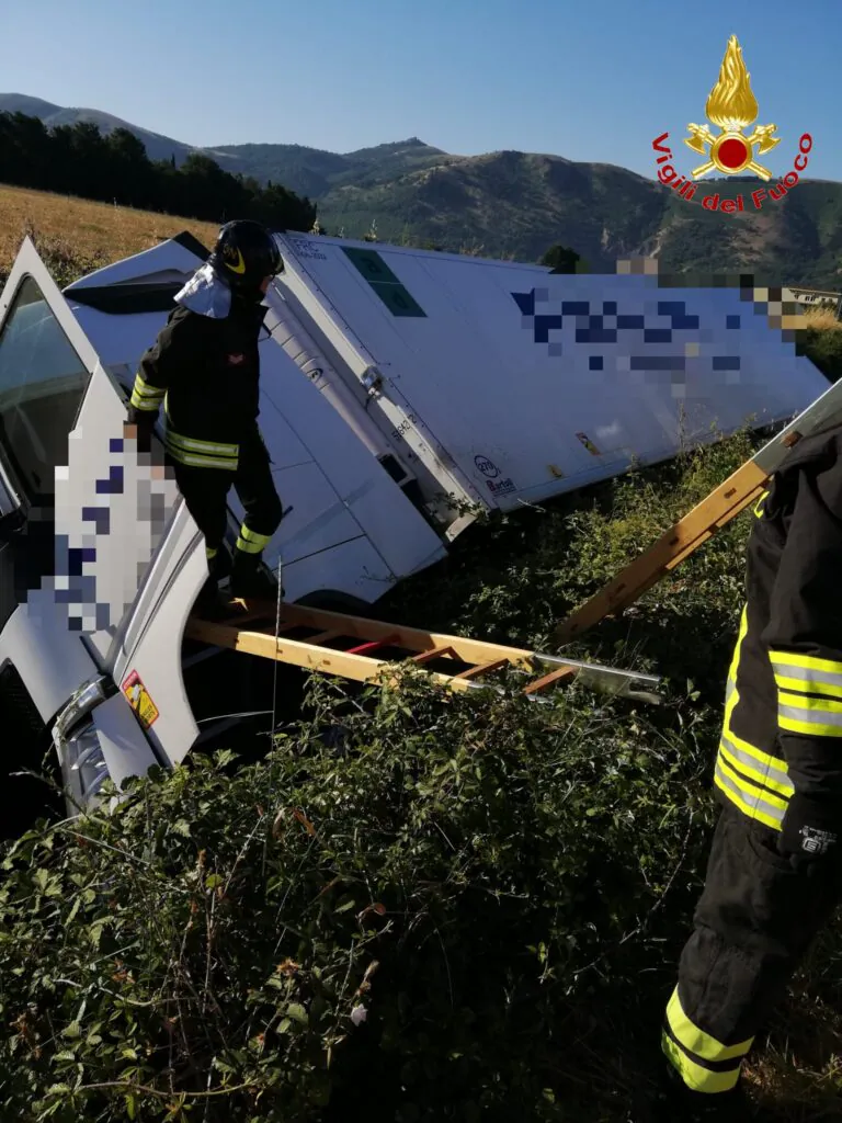 Furgone del latte si ribalta, autista intrappolato nella cabina. LE FOTO
