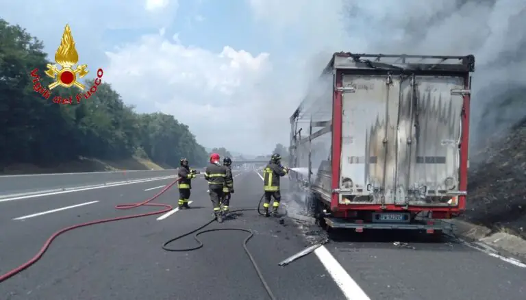 Inferno sull’autostrada, tir divorato dalle fiamme. TUTTE LE FOTO