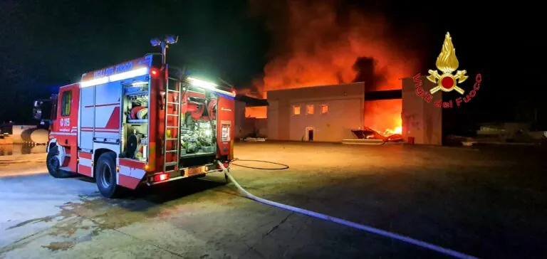 Azienda di rifiuti divorata dalle fiamme, inferno nel Casertano. Foto