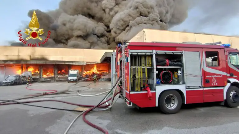 Ditta di caffè in fiamme, la pista dolosa: ecco le anomalie scoperte
