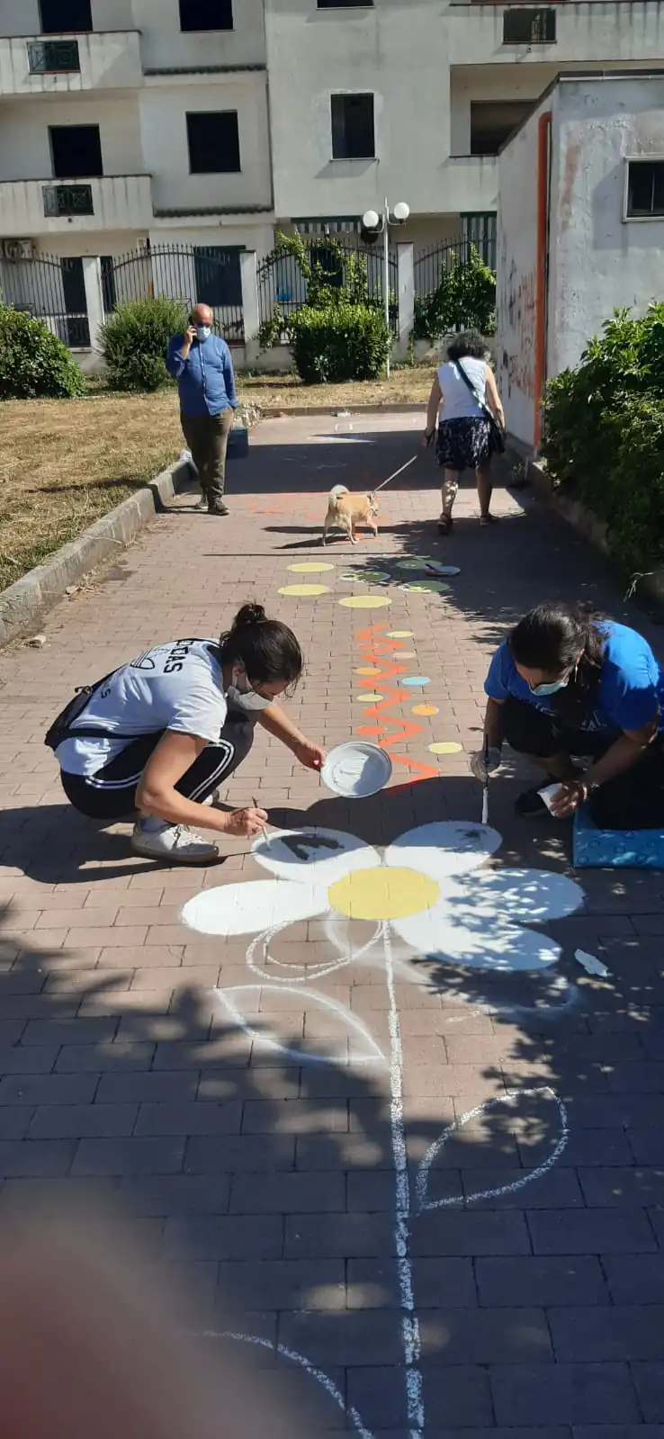 Piazza Berlinguer si tinge di colori: nasce “La Campana della Speranza”