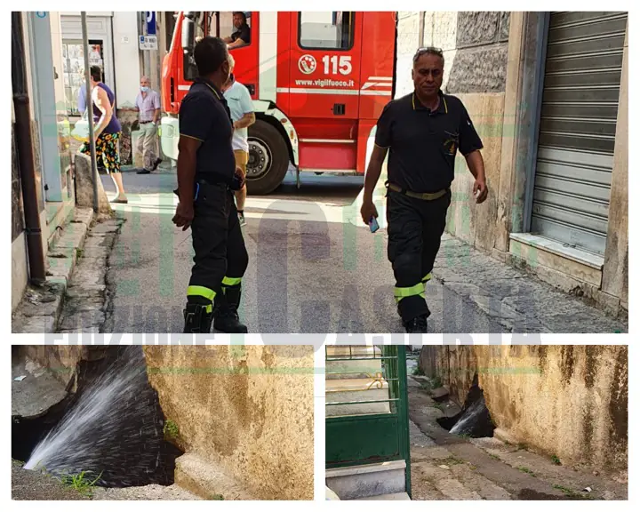 Mini “geyser” in pieno centro: arrivano i vigili del fuoco. VIDEO