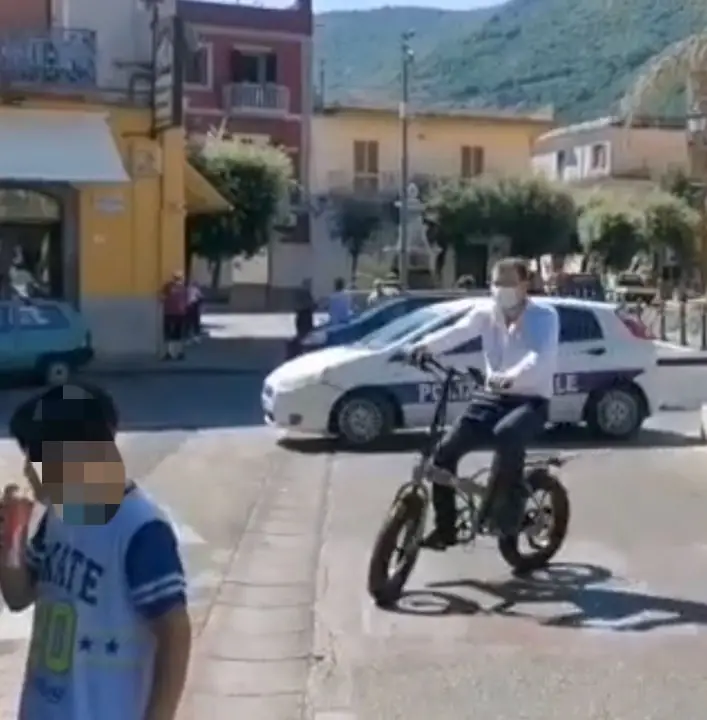 Ferrara show in piazza con bici e monopattini elettrici. IL VIDEO