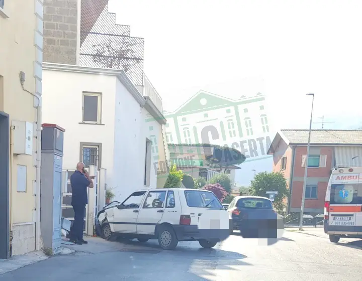 Impatto choc in centro: perde il controllo e finisce contro cancello