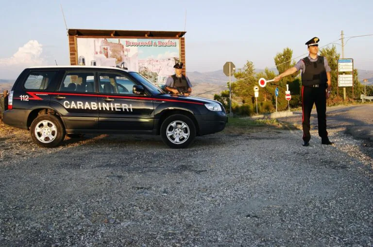 Torna nel suo paese ma trova i carabinieri: scatta l’arresto