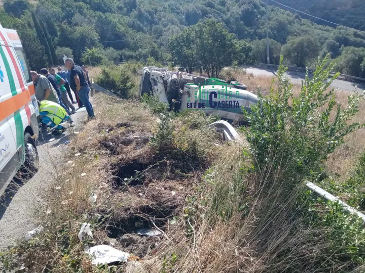 Choc nella Valle perde il controllo della betoniera e finisce nella scarpata