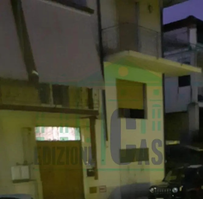 Carabinieri tornano nella casa della lite con l’ascia. Foto e ultime