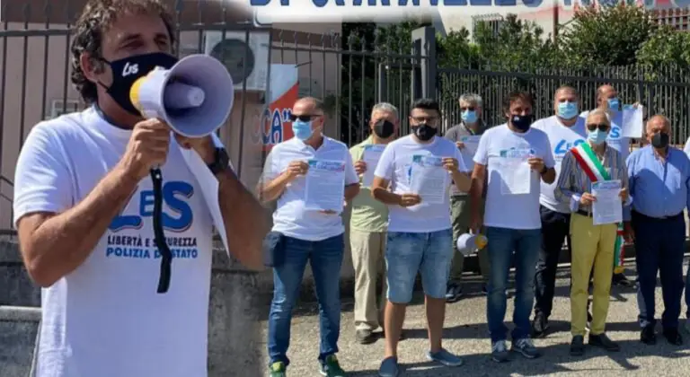 Polizia stradale scende in piazza per difendere il presidio