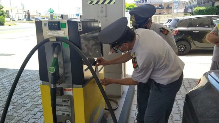 FOTO E VIDEO. Finanza scopre maxi frode sul carburante, sigilli a distributore
