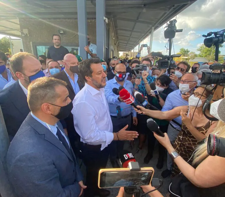 Salvini è arrivato al carcere: primo incontro con la direttrice. VIDEO