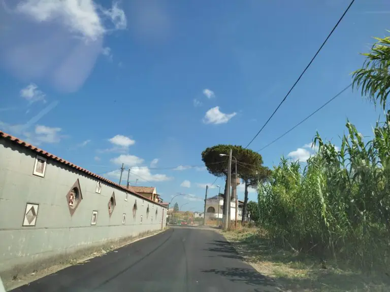 Strada rifatta, svolta per la periferia. LE FOTO