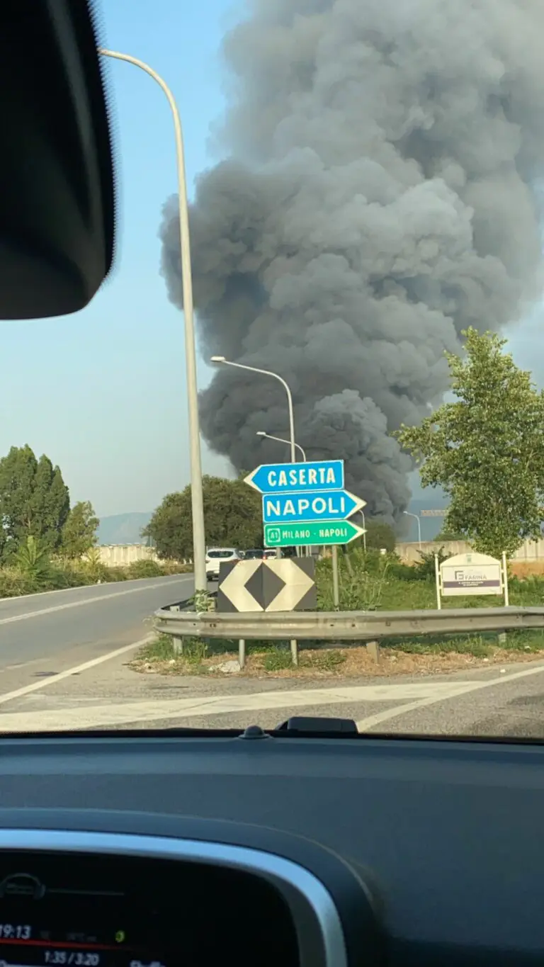 Miasmi e roghi notturni, allertate Asl e Arpac: aria irrespirabile