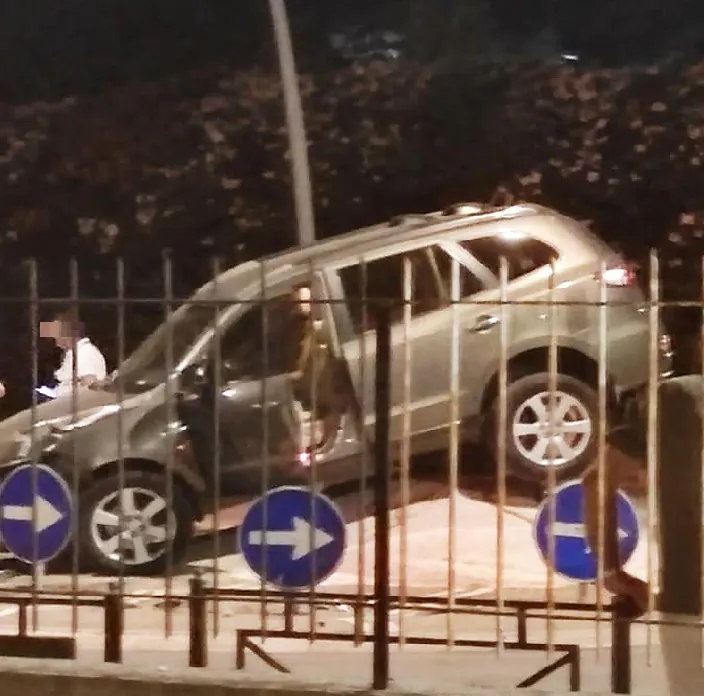 Decolla sulla rotonda e distrugge tutto. FOTO