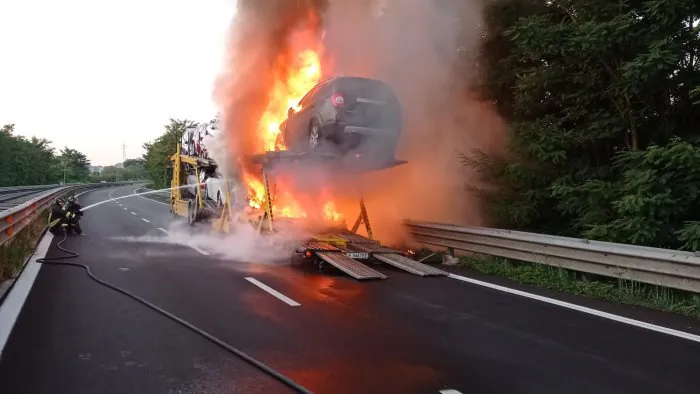 Bisarca di auto prende fuoco, conducente si salva per miracolo