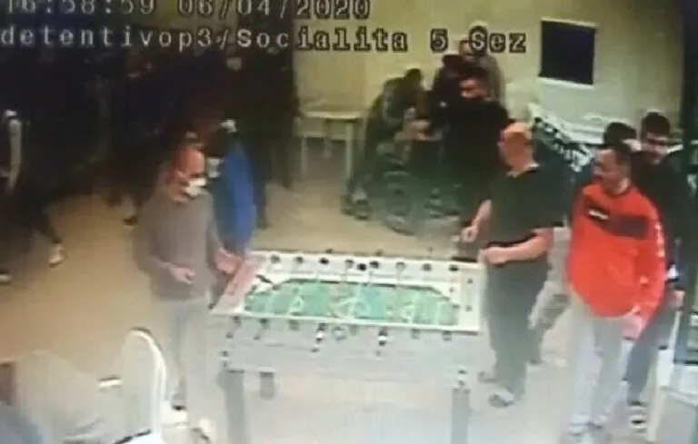 Mattanza, i nuovi video: detenuti pestati mentre giocano a biliardino