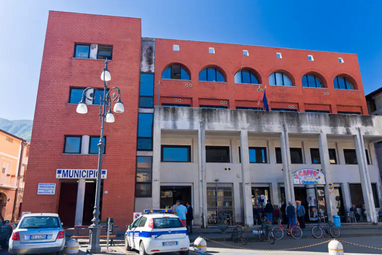 Stramazza davanti al Municipio, corsa in ospedale